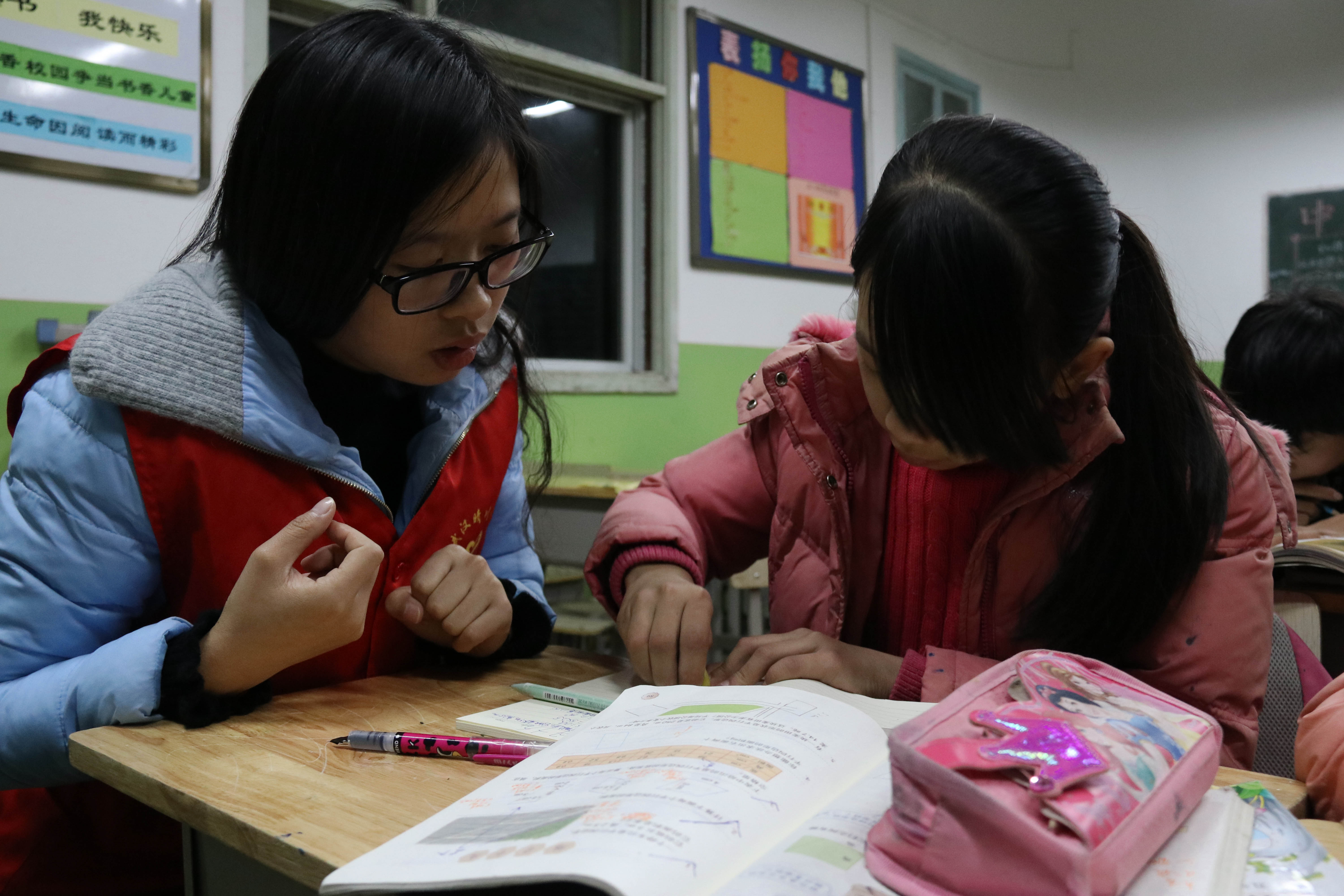 晴川志愿者耐心辅导小学生作业.jpg
