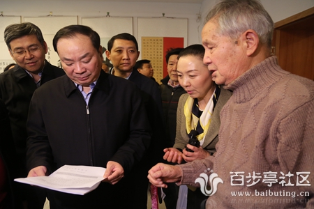 黄坤明查看《社会主义核心价值观》歌谱_副本.jpg