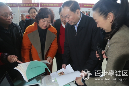 “心声”报道组组员向黄坤明介绍有关情况_副本.jpg