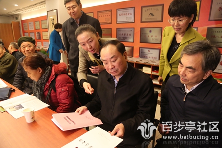 王波向黄坤明介绍社区居民学习十八届五中全会的学习笔记_副本.jpg